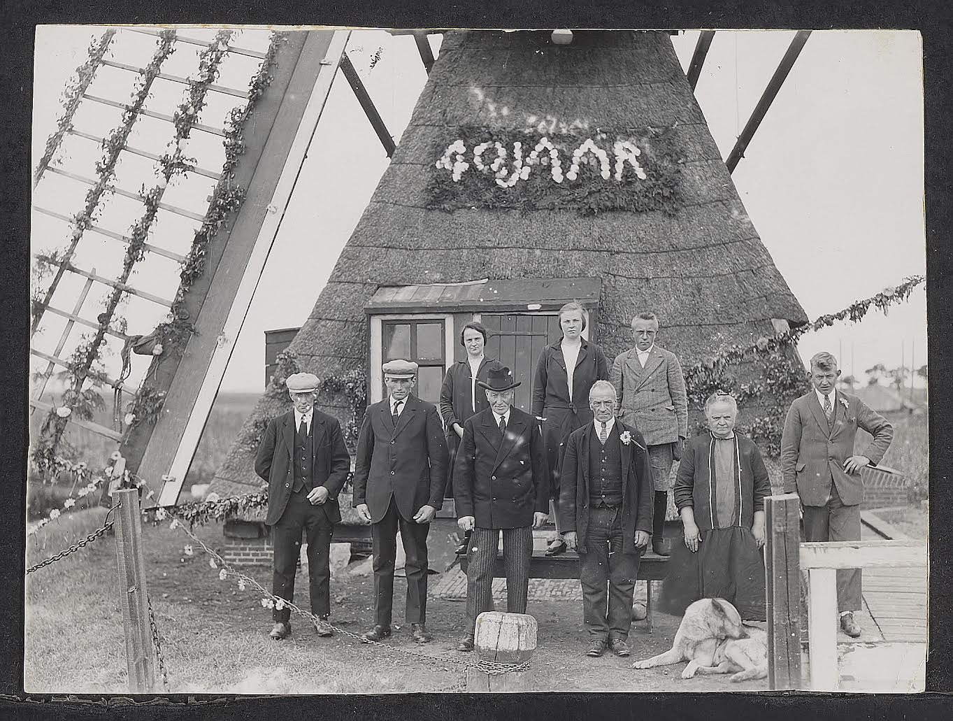 Molenaarsgezin, hond en polderbestuur voor de versierde Bosmolen voor het 40-jarig jubileum van molenaar Borst in1932. Bron: Fotocollectie Bicker Caarten.